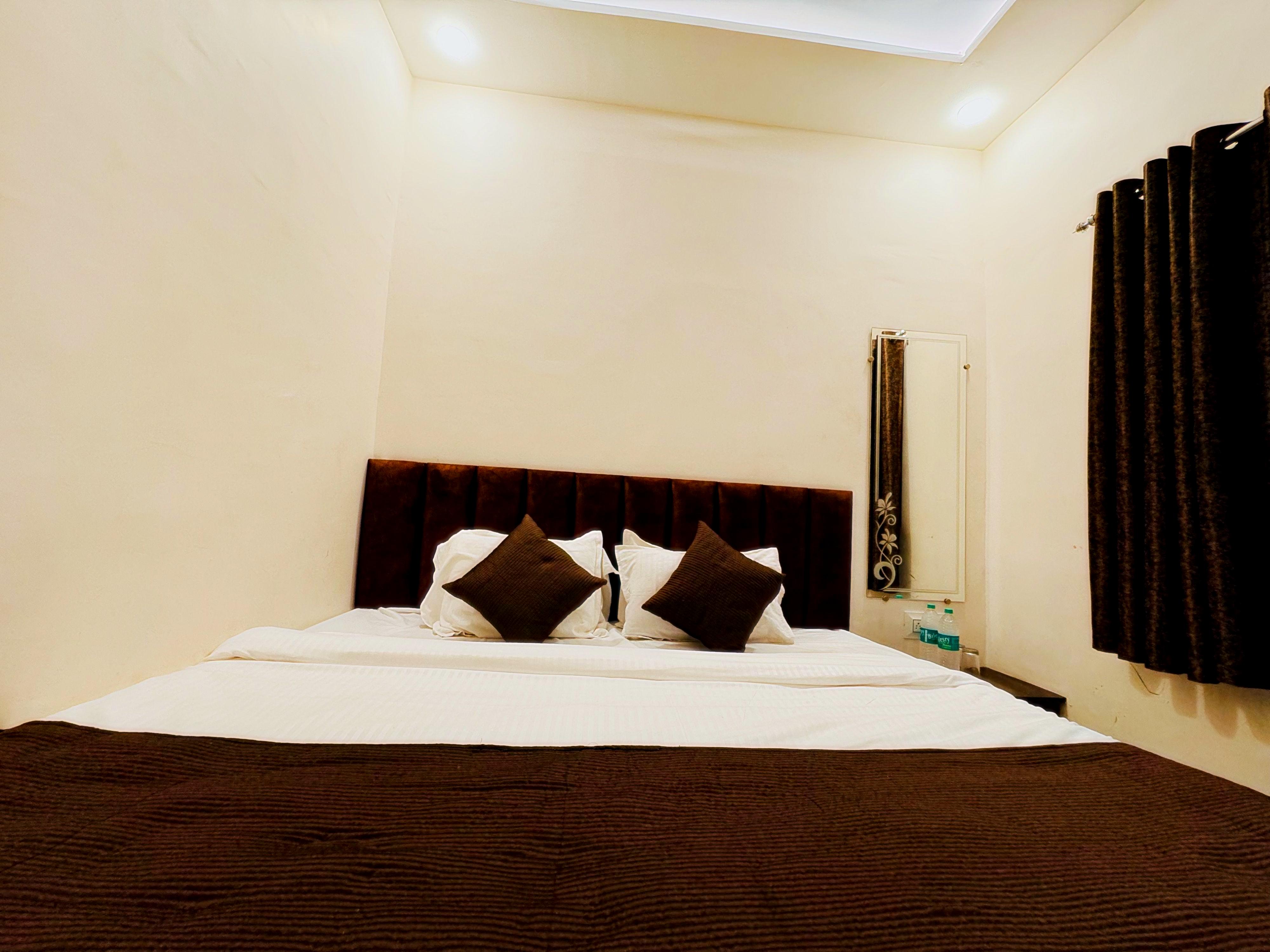 Hotel Hari om Palace - Tap to explore photos