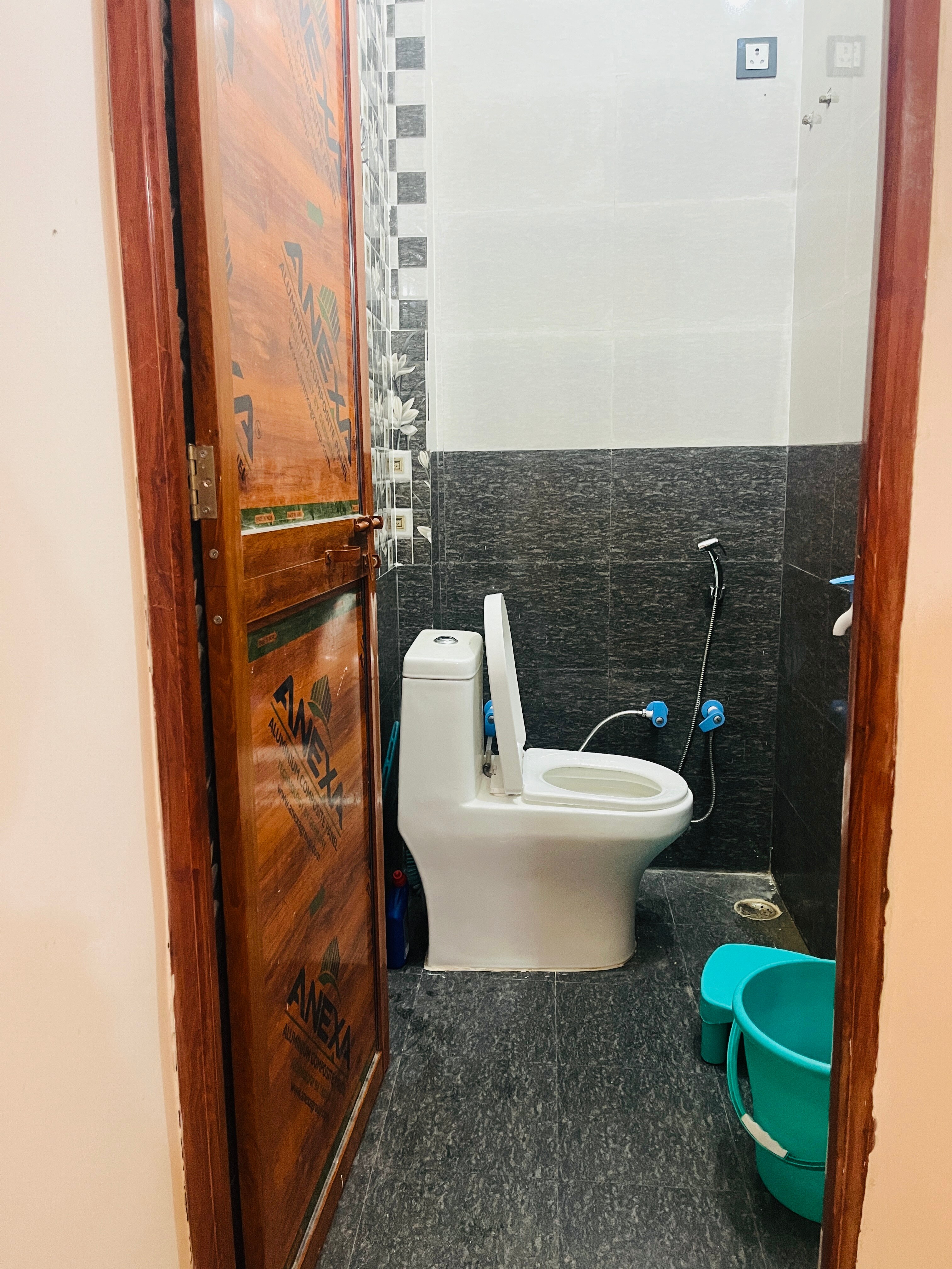 Anand Homestay - Tap to explore photos