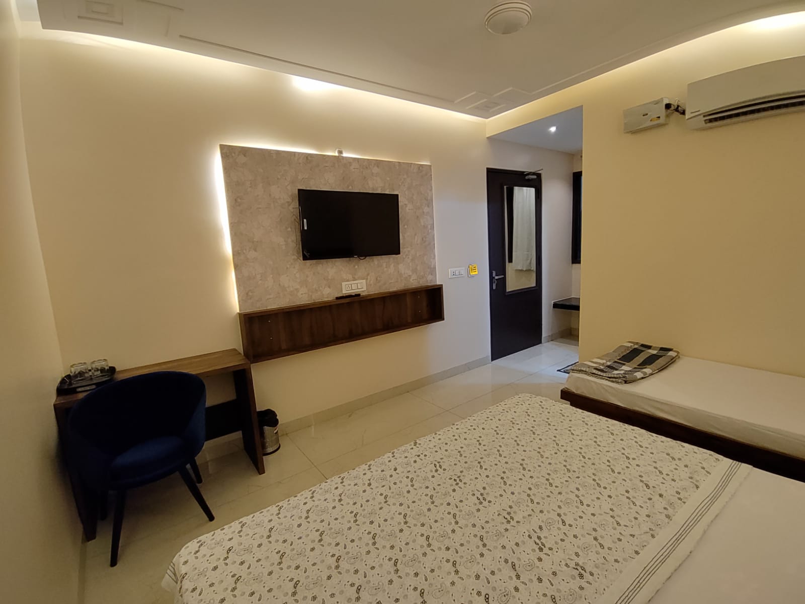 Hotel Luxuria - Tap to explore photos