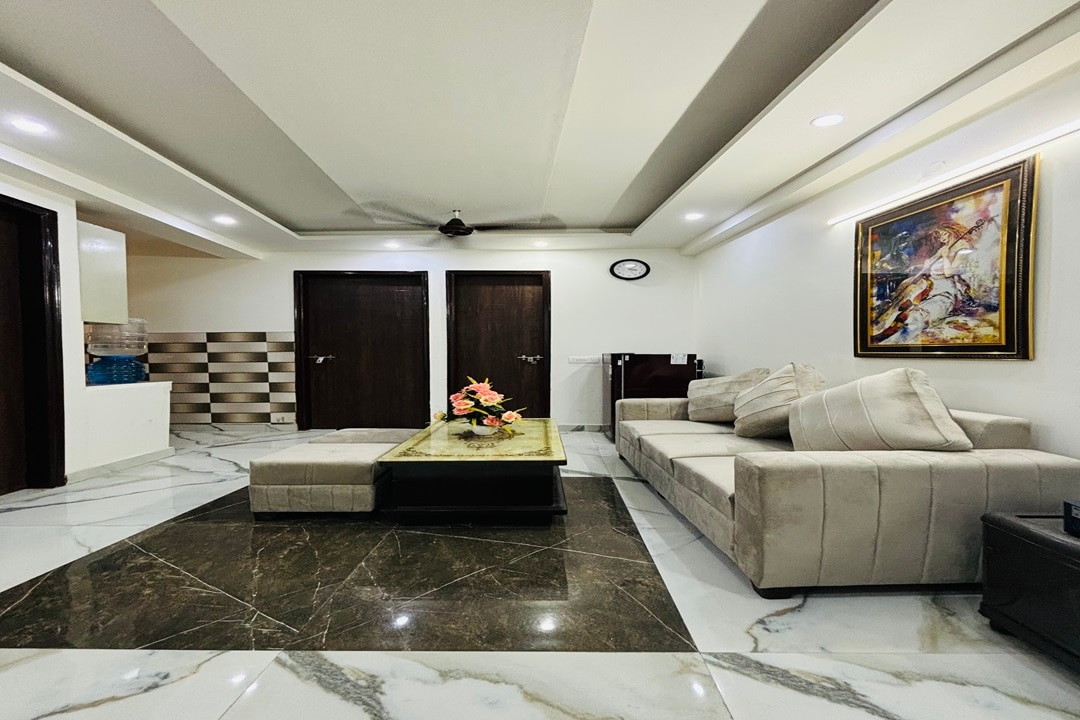 Thehrav Apartment at Kailash Puri - Tap to explore photos