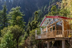Bastiat Stays Soothing Jacuzzi Nest Airconditioned, Jibhi