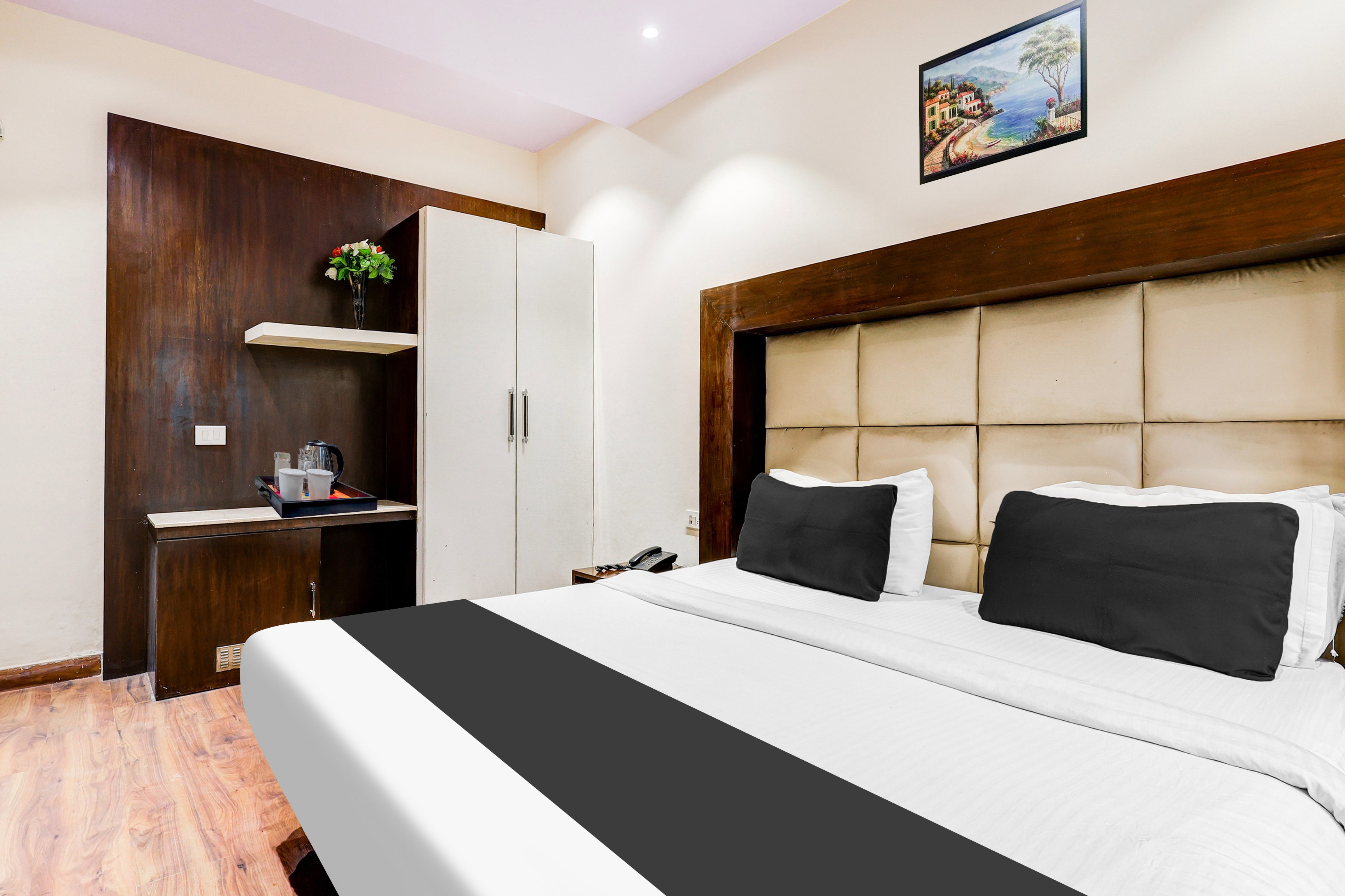 Super Townhouse Oak Sector 25 Gurgaon - Tap to explore photos
