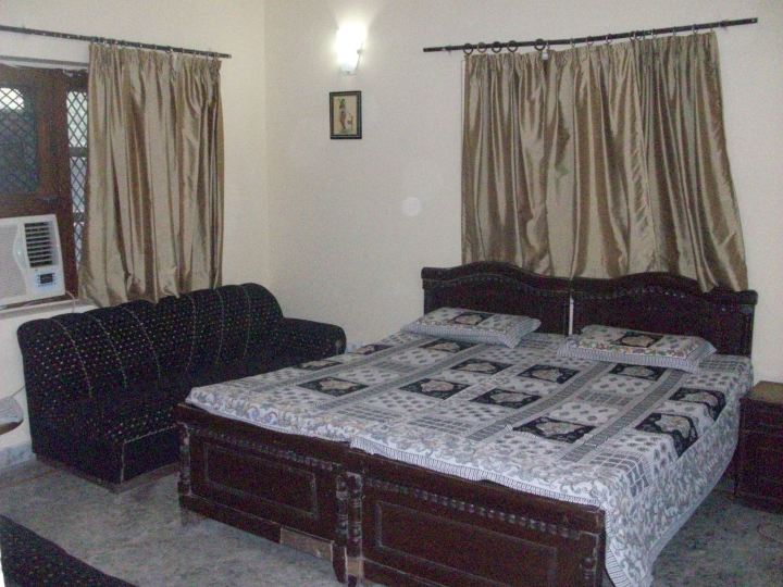 Kohinoor Guest House - Tap to explore photos