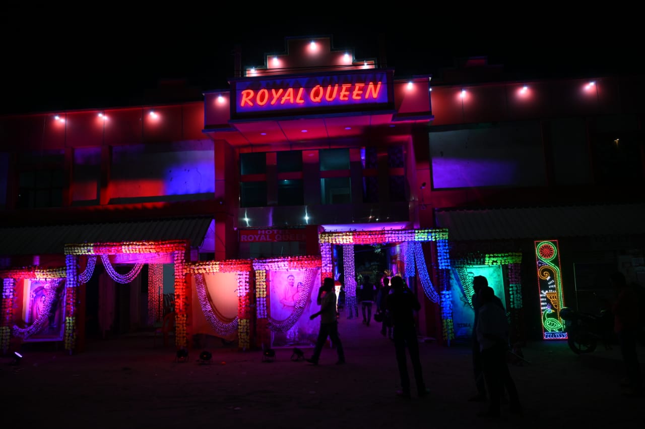Hotel Royal Queen - Tap to explore photos