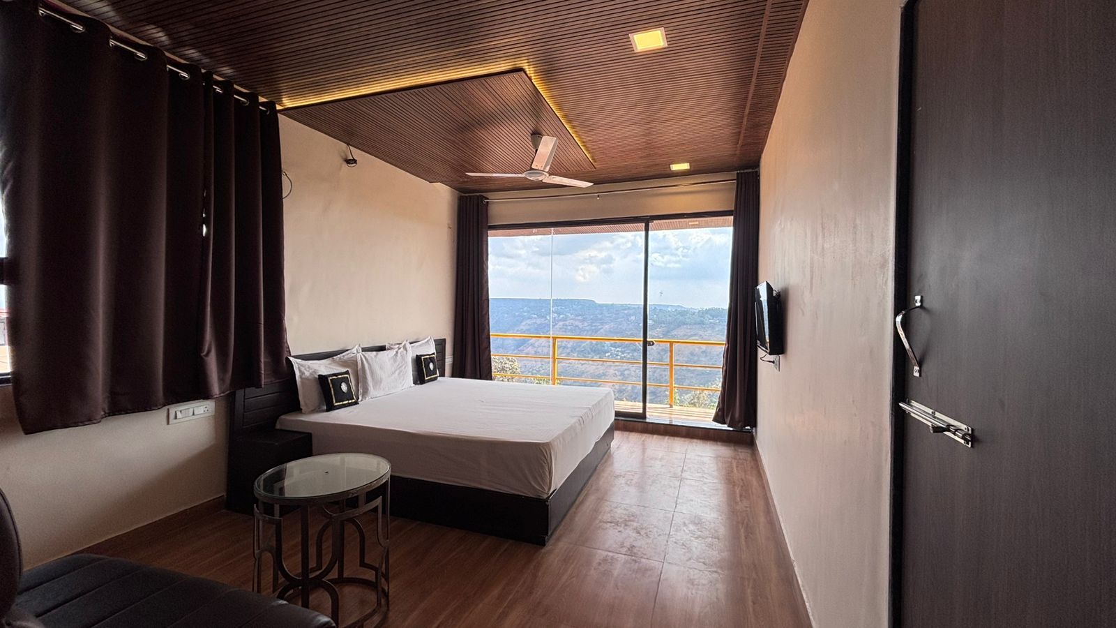 Luxury Liner Couple Room With Sunrise View WIith Balcony 1