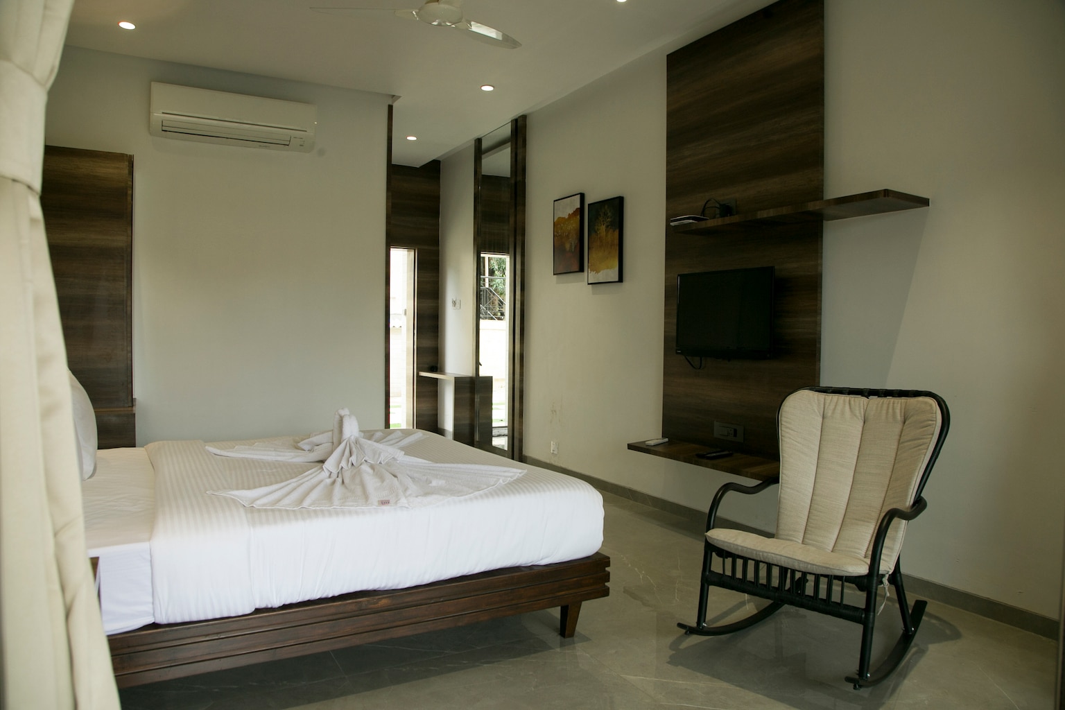Super Deluxe Valley Facing Room 1