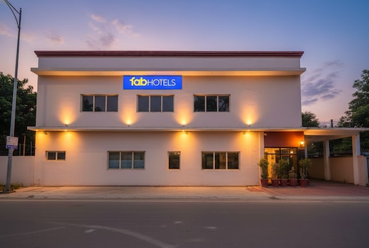 FabHotel The Dayal - 2.4 kms from Delhi Gate, 5 kms from Agra Fort