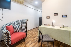 Cozy 1BHK Apt off Carter Rd Bandra W: Rose 3, Mumbai