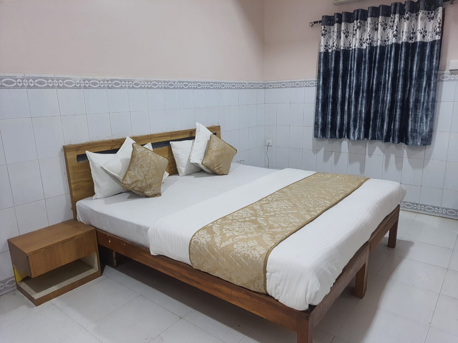 HOTEL PUSHPANJALI - Tap to explore photos