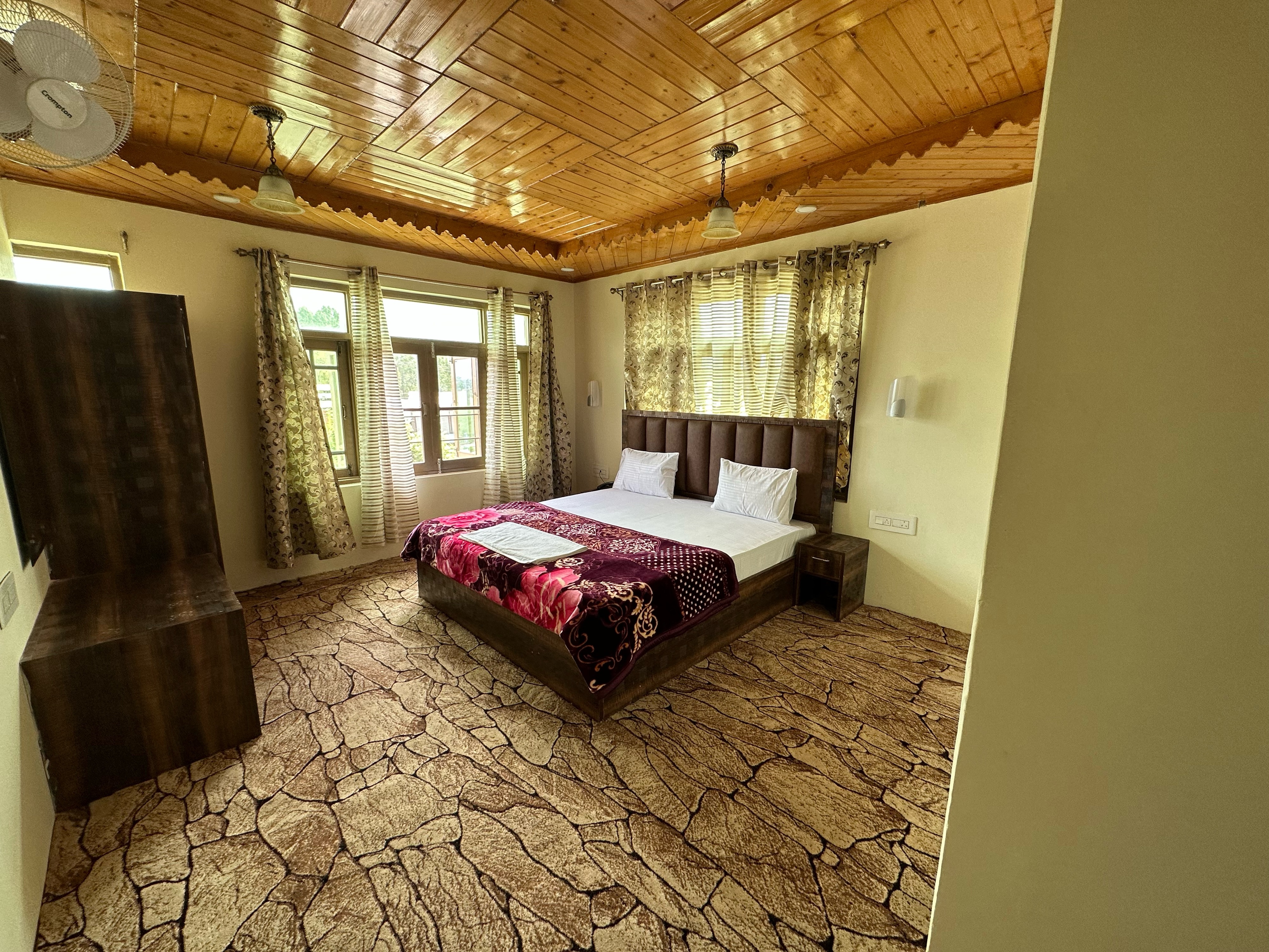 Hotel Riverwood - Tap to explore photos