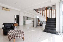 Hotel O near Pakuwon Mall formerly House Of Alfita, Sleman