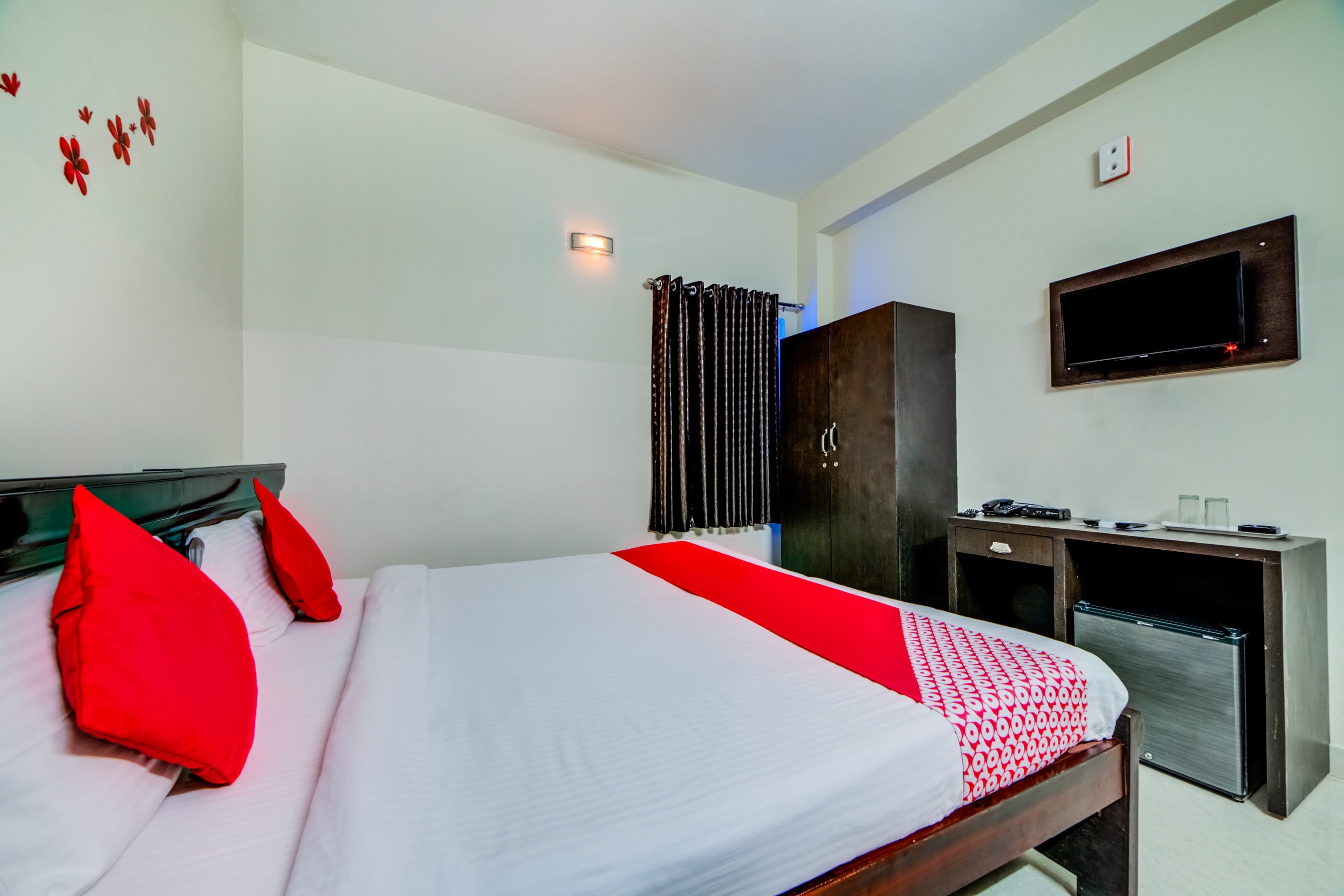 Hotel O The Royal Nest Near Shilparamam - Tap to explore photos