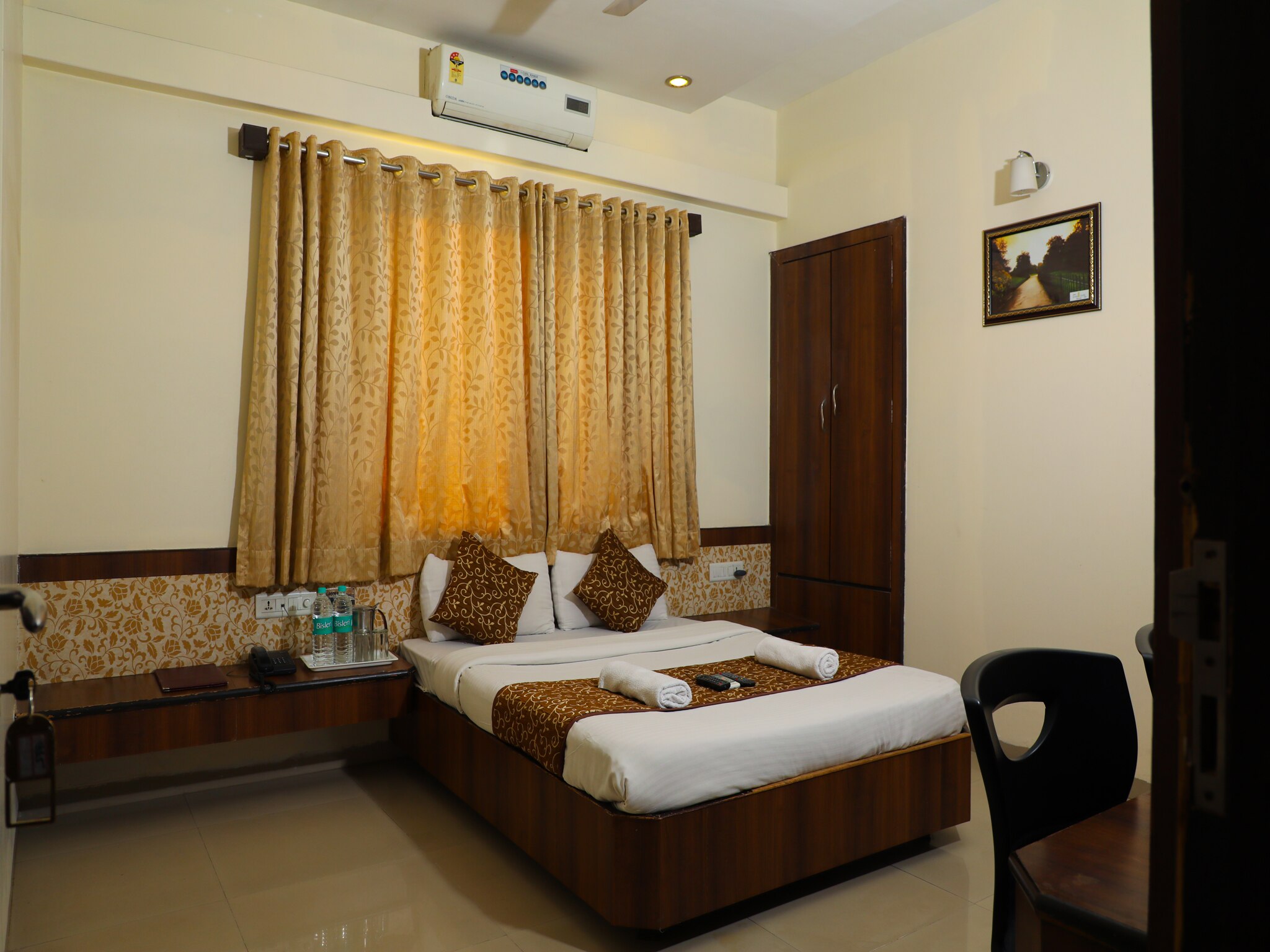 Deluxe Double Bed Non Ac Room 1