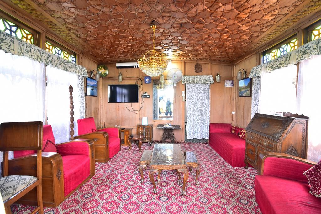 Houseboat Juliet - Tap to explore photos