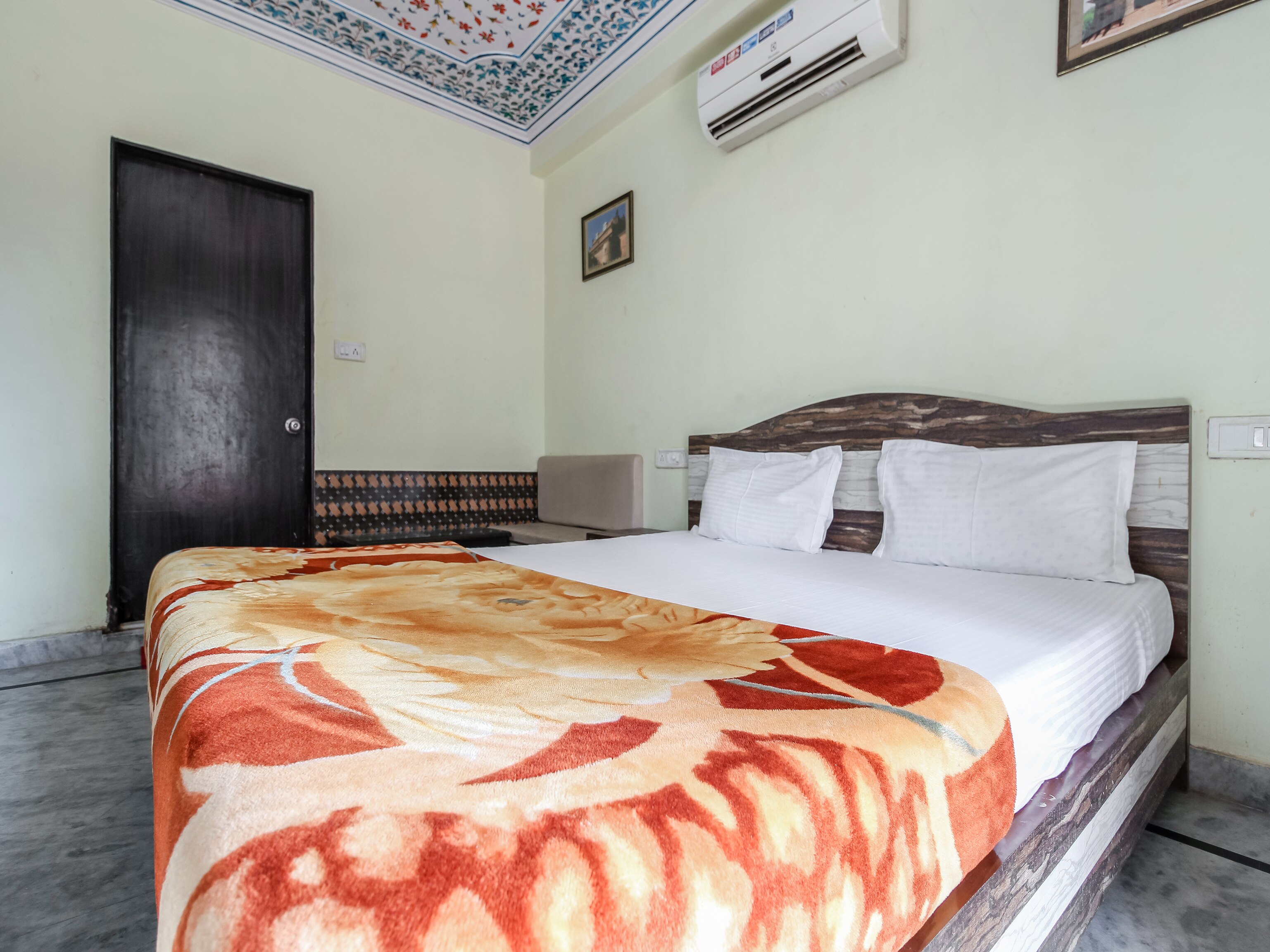 Hotel Kesar Palace - Tap to explore photos