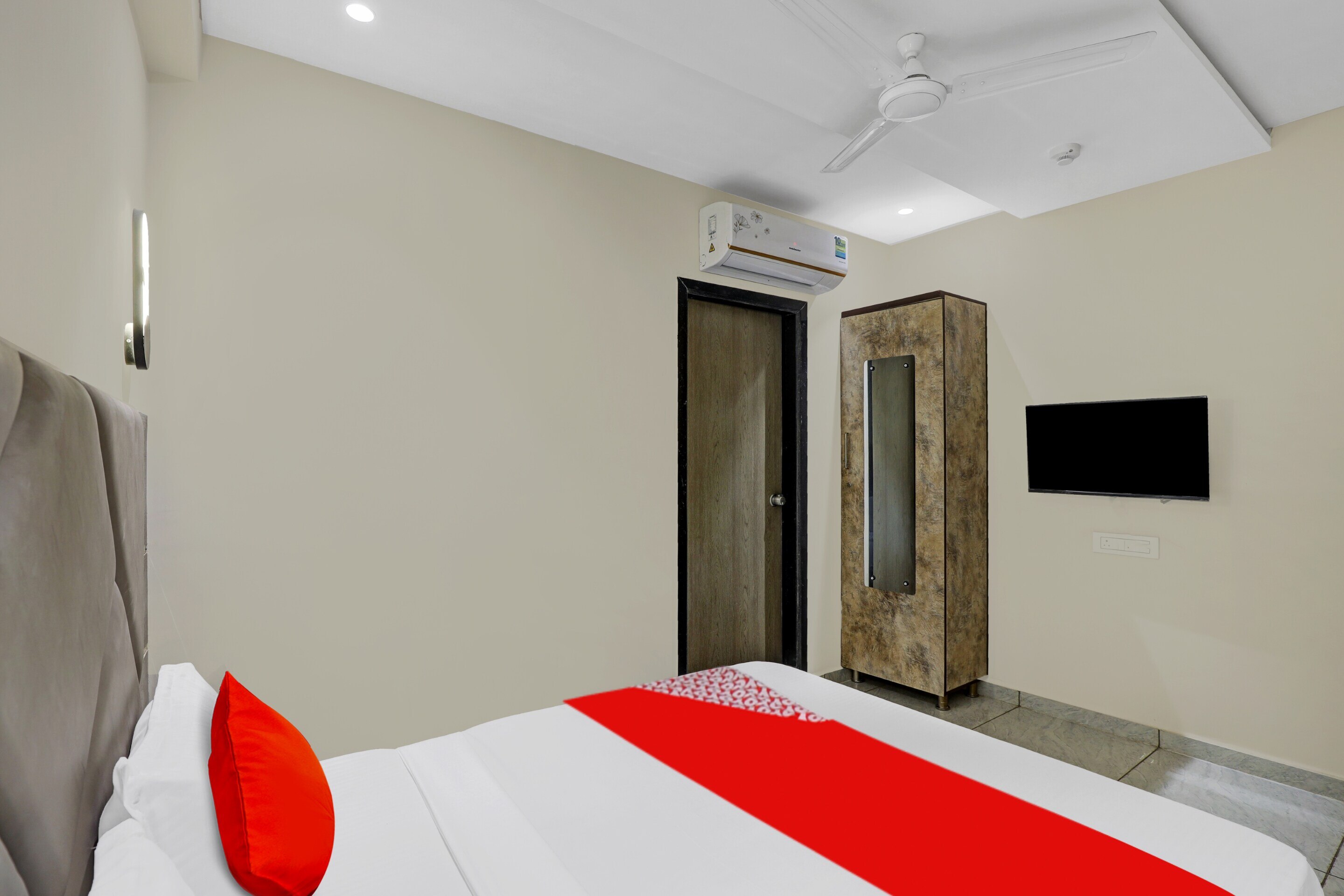 Hotel O Shree Palace - Tap to explore photos