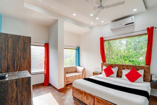 Capital O Mannat Near Shalimar Bagh Metro Station