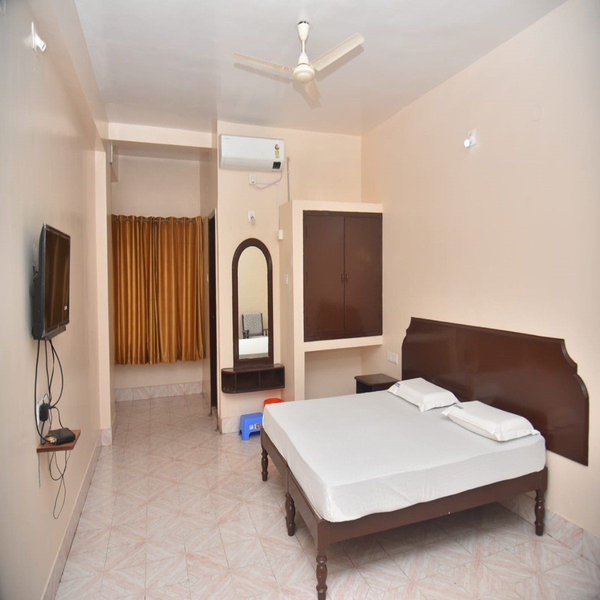 Arihantha Deluxe Lodge. - Tap to explore photos