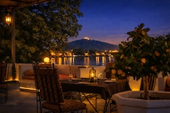 Hotel Hibiscus | Rooms & Dorms | 2 min walk from Ambrai Ghat, Udaipur