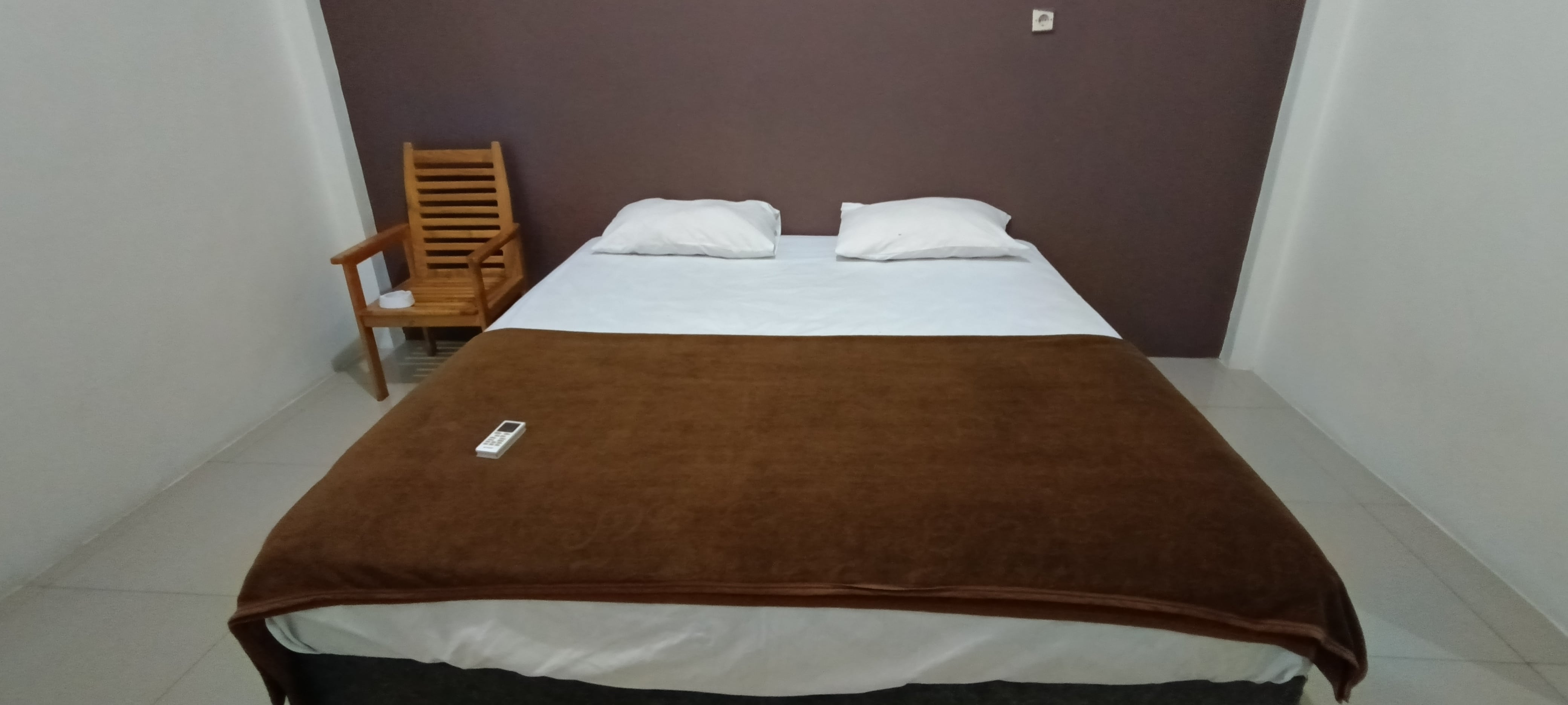 Hotel O Fanilly Guest House MarabahanNearJembatan Rumpiang - Tap to explore photos