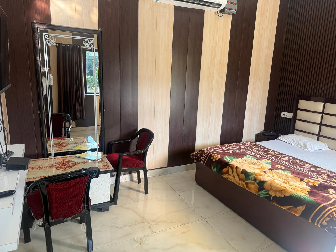 Ahuja Guest House - Tap to explore photos