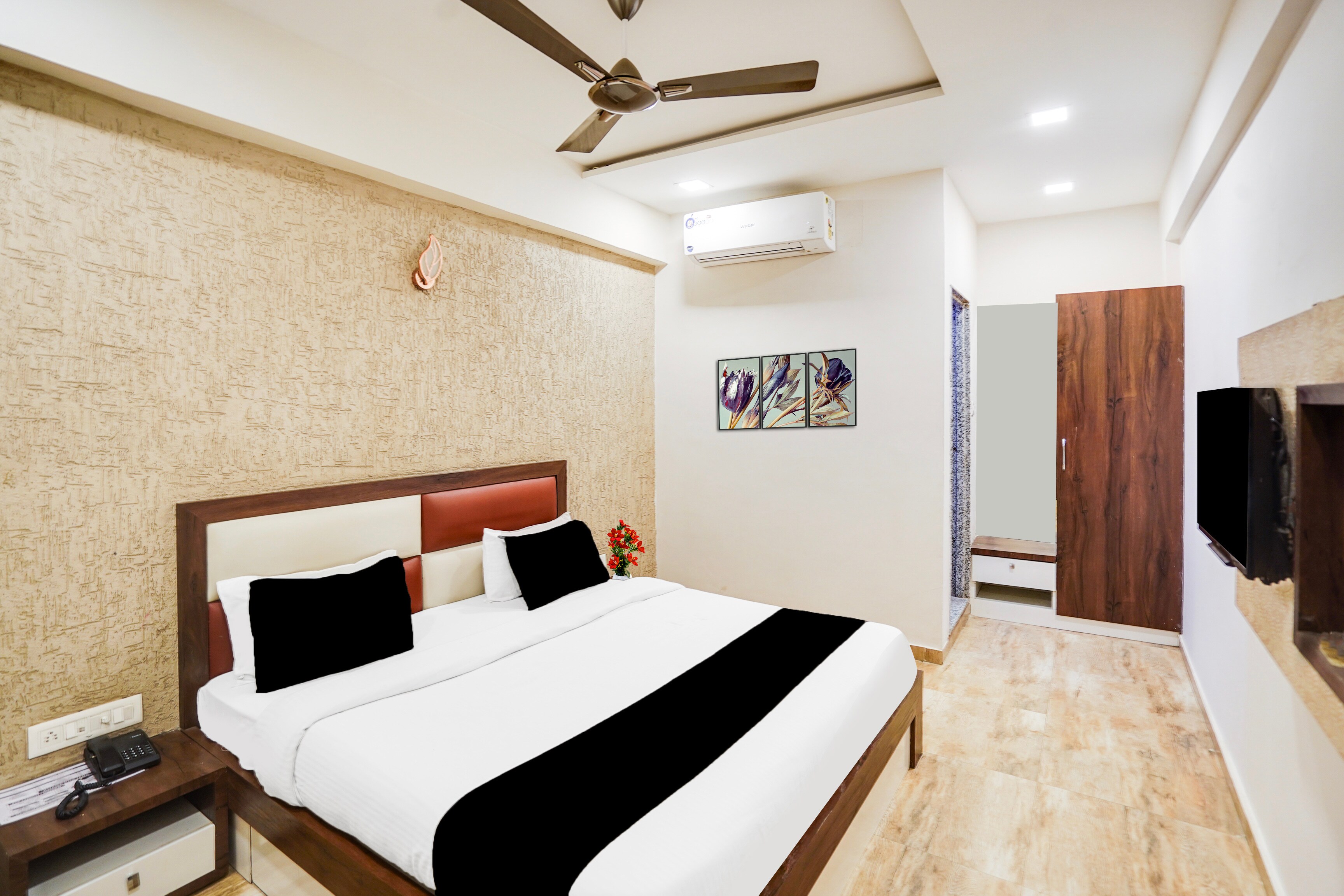 Super Collection O Kalupur Railway Station Formerly Hotel Progressive Inn - Tap to explore photos