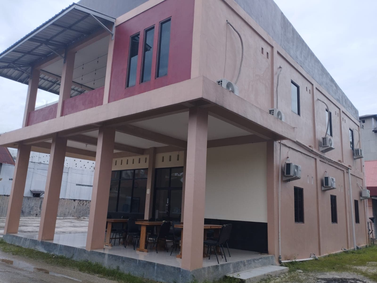 Hotel O Fanilly Guest House MarabahanNearJembatan Rumpiang - Tap to explore photos