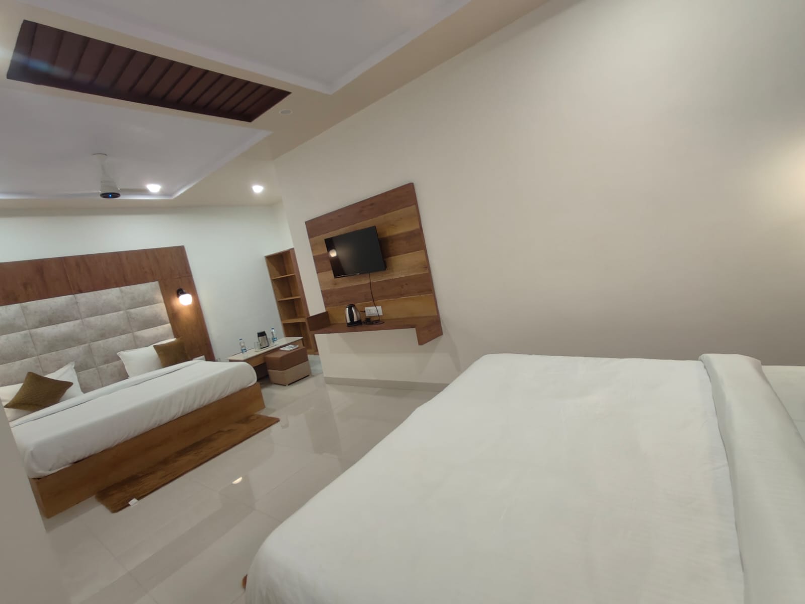 Hotel Kashni - Tap to explore photos