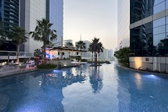 Luxury 1BR at Paramount Residences with Pool Gym & Parking, Dubai