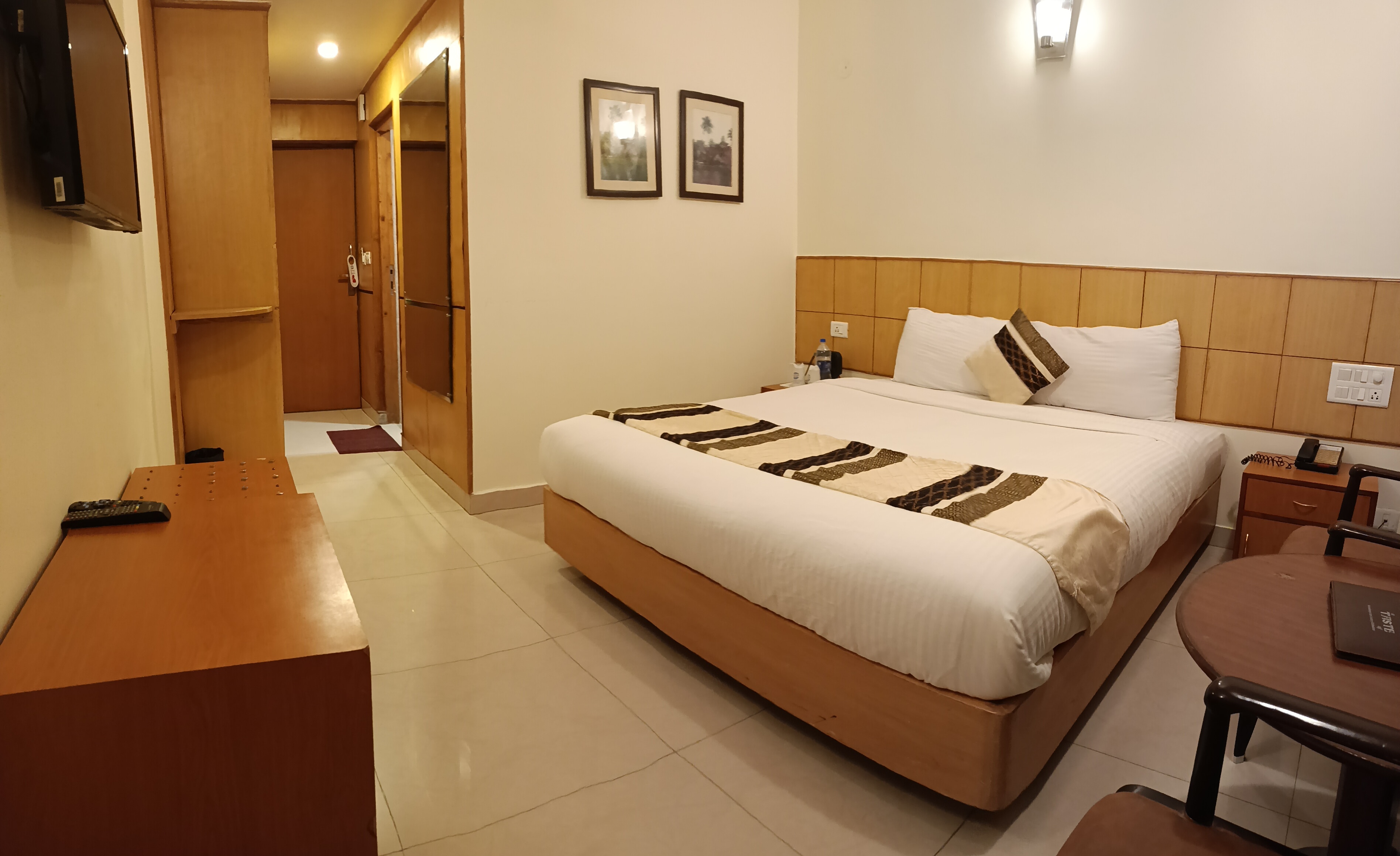 Hotel Broadways Inn - Tap to explore photos