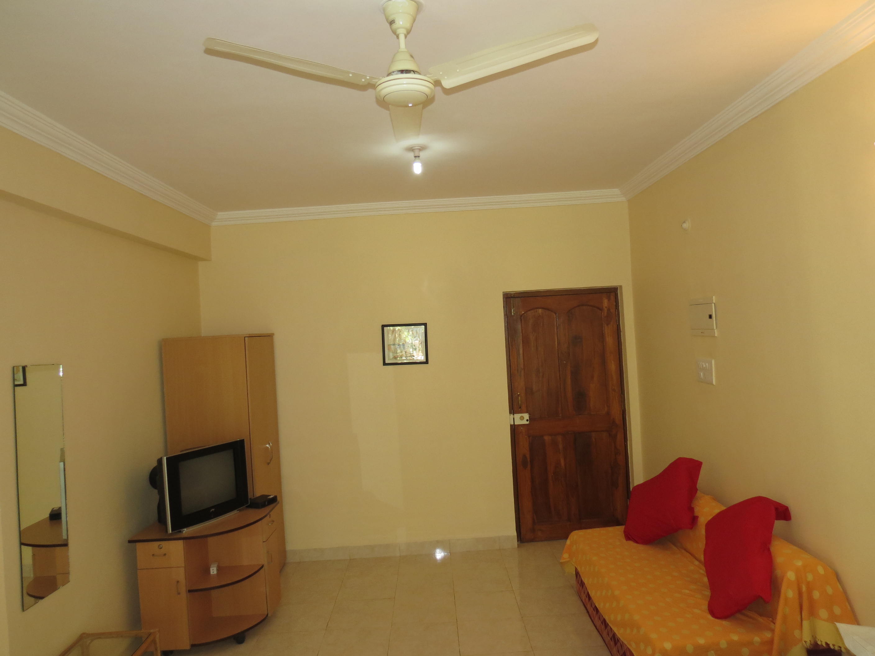 Central Calangute Serviced Studio Apartment & WiFi - Tap to explore photos