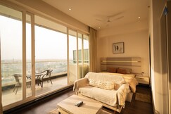 The Golden Nest Sunlit Studio with City Views, Gurgaon