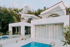 Luxury 4BHK Villa w/ Infinity Pool & Hill Views by Savera Stays, Goa
