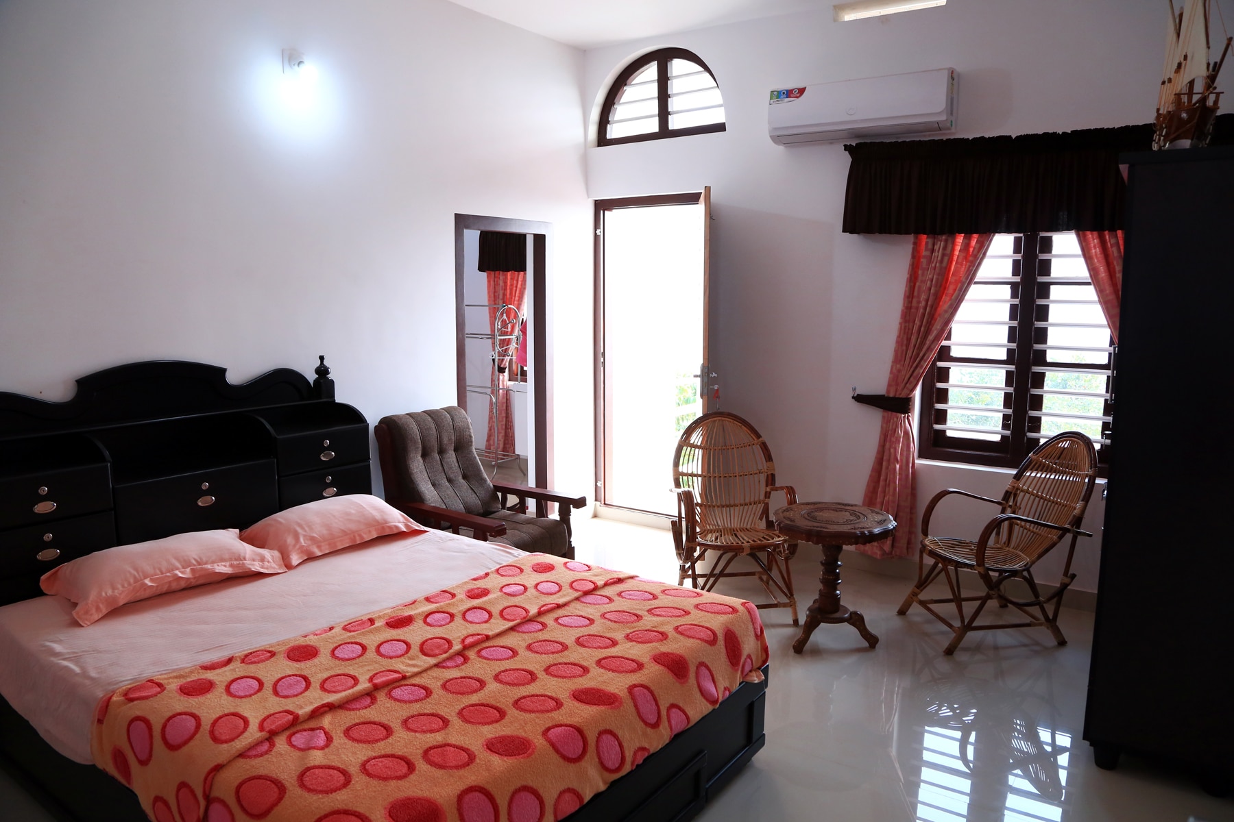 Towerhill Villa | Rooms & Dormitory - Tap to explore photos