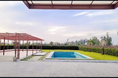 Holiday Farm's, Sambhal