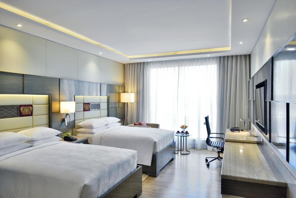 Guest Room, 2 Double, Pool View with Bathtub 1