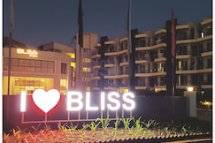 Karjat Poolside Studio | Pvt Balcony | Couples, Friends & Family | Near Mumbai, Karjat