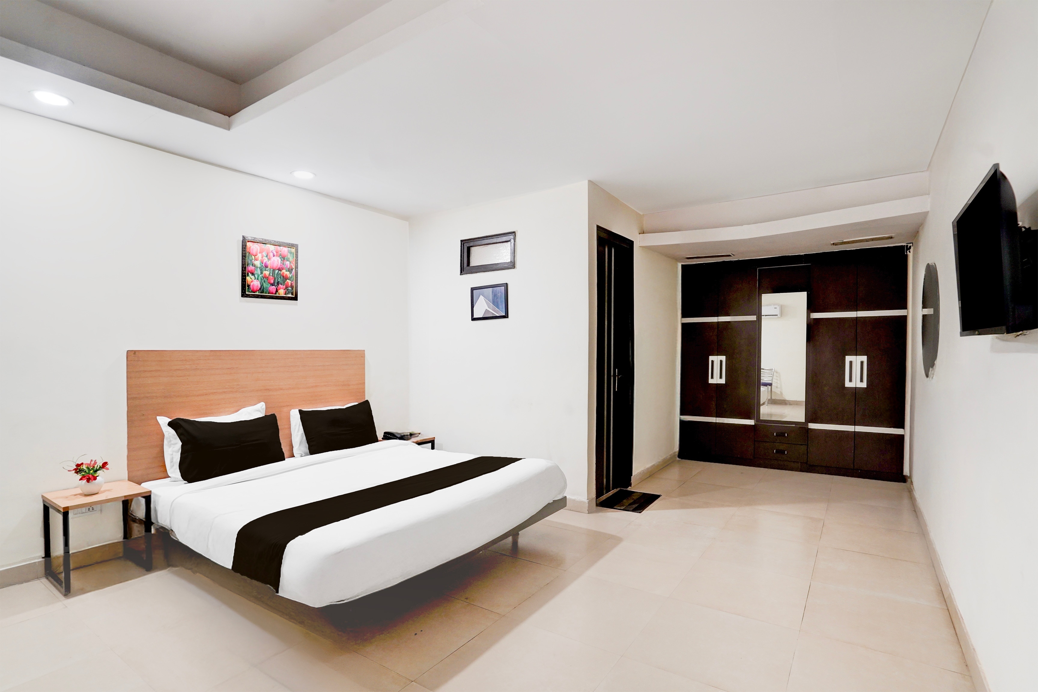 Super Townhouse Patparganj Near Max Super Speciality Hospital - Tap to explore photos