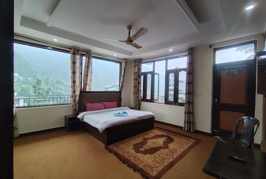 Four Season Stay near Bhagsu Waterfall