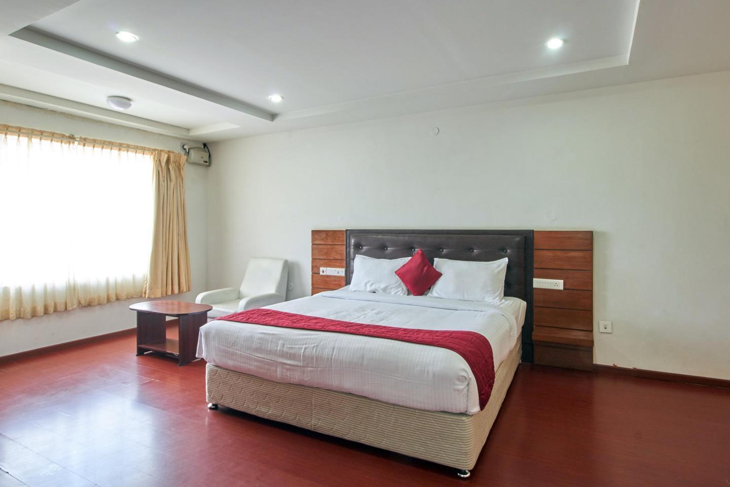 Hotel Vandayar - Tap to explore photos