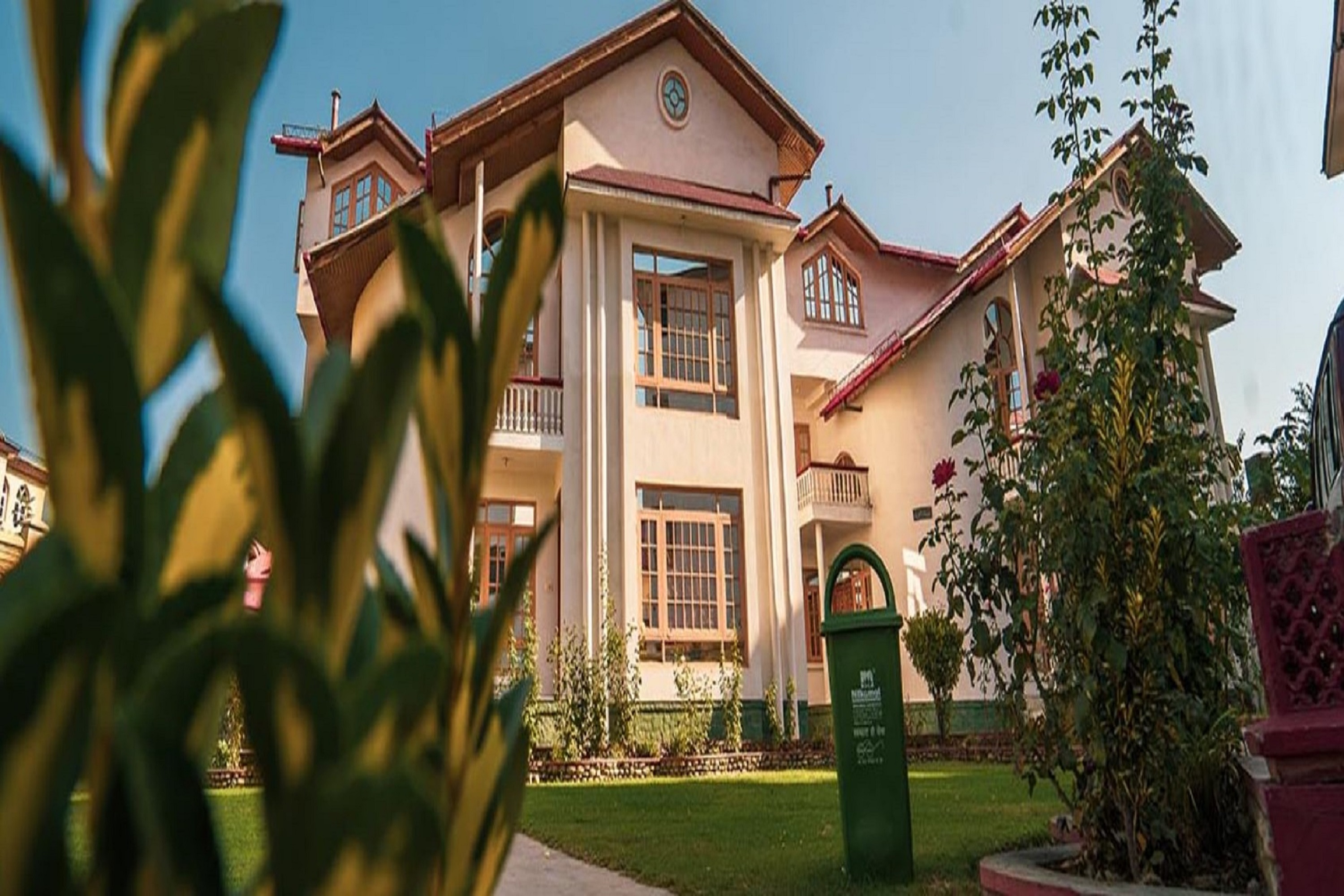 Hotel Al Azrah, Rajbagh Srinagar - Tap to explore photos