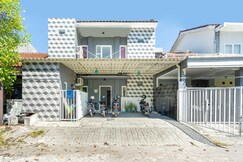 OYO Life 3782 Gunung Anyar, Surabaya