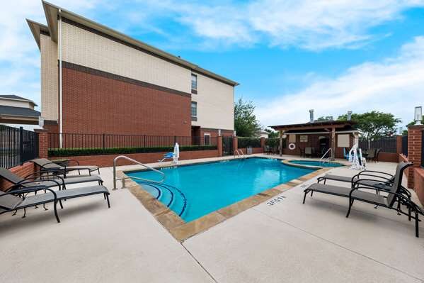 Best Western Plus Lake Dallas Inn & Suites - Tap to explore photos