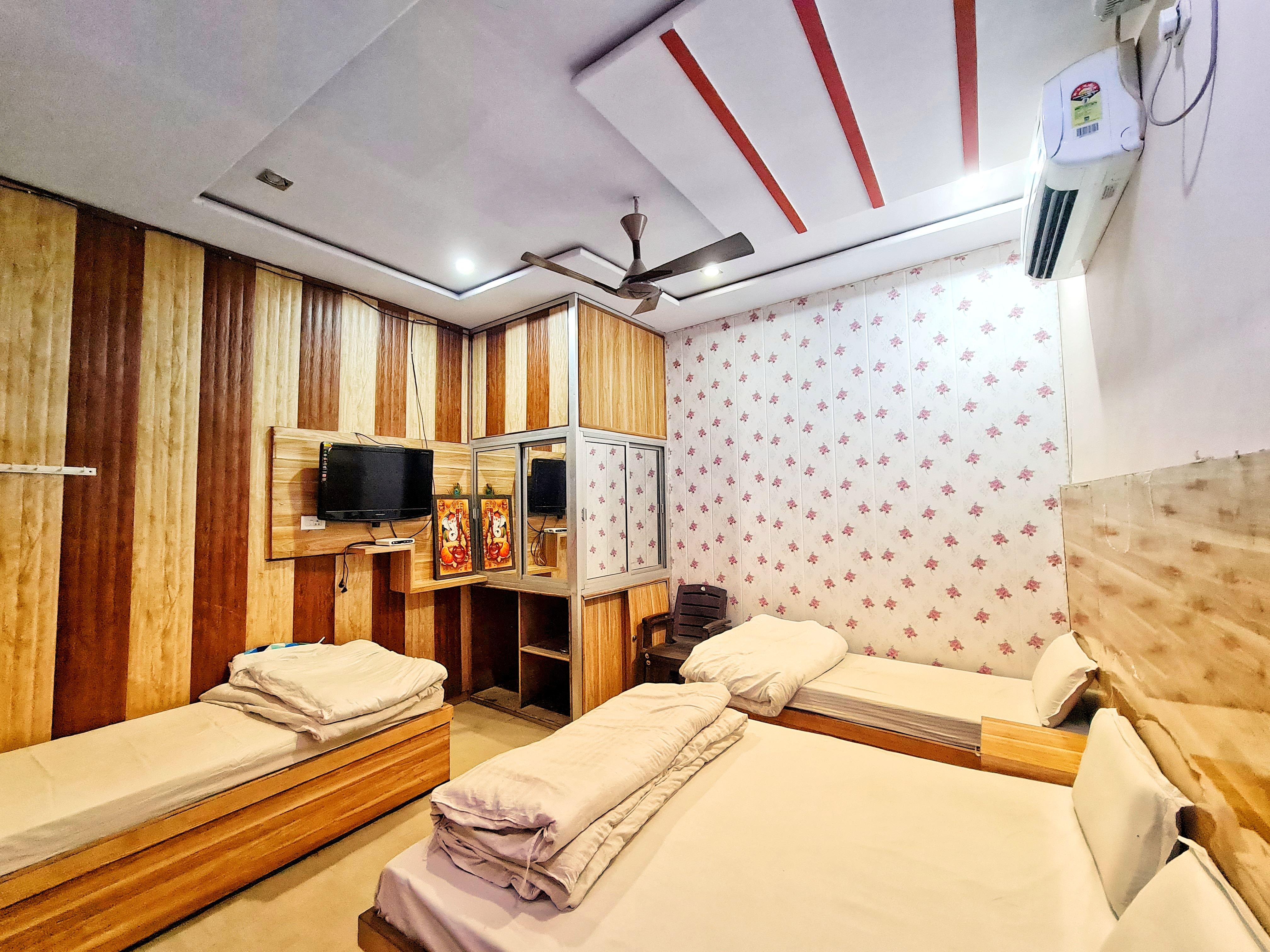 Sangam Palace Guest House - Tap to explore photos