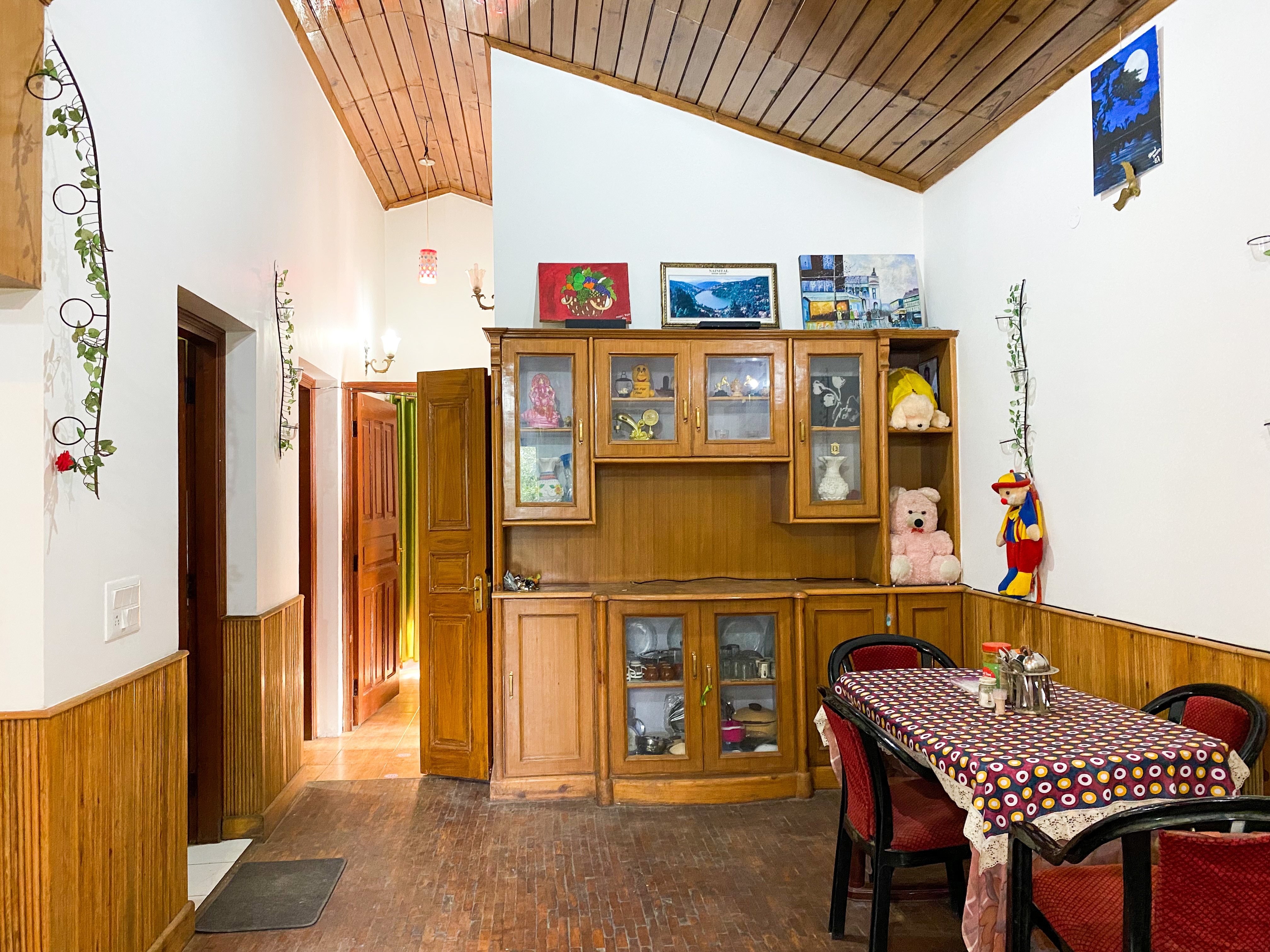 Wood's Homestay - Tap to explore photos