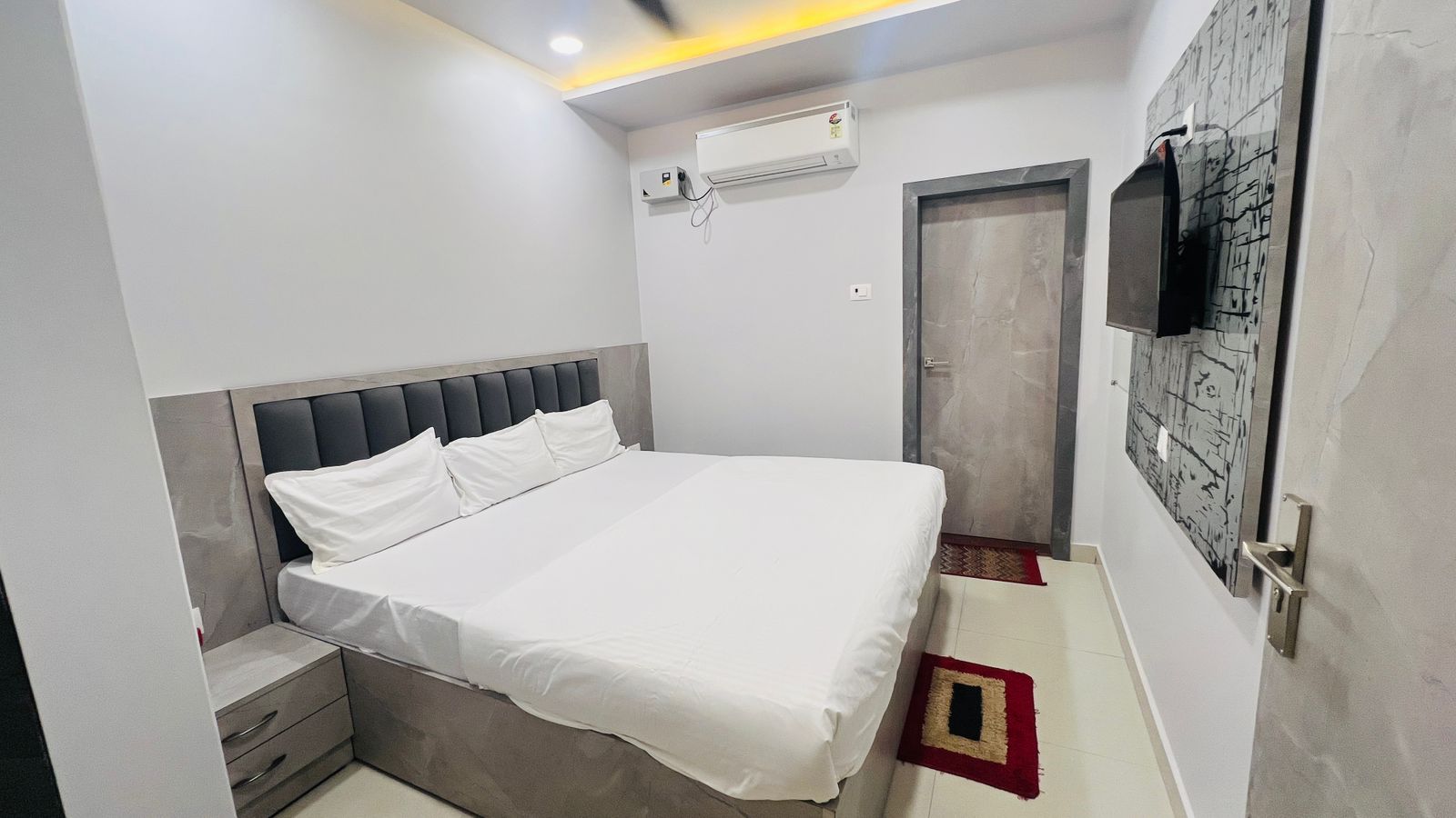 Shree Shakti Guest House - Tap to explore photos