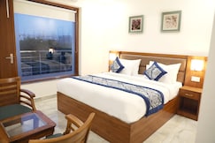 Hotel Sandal Tree Express, Noida