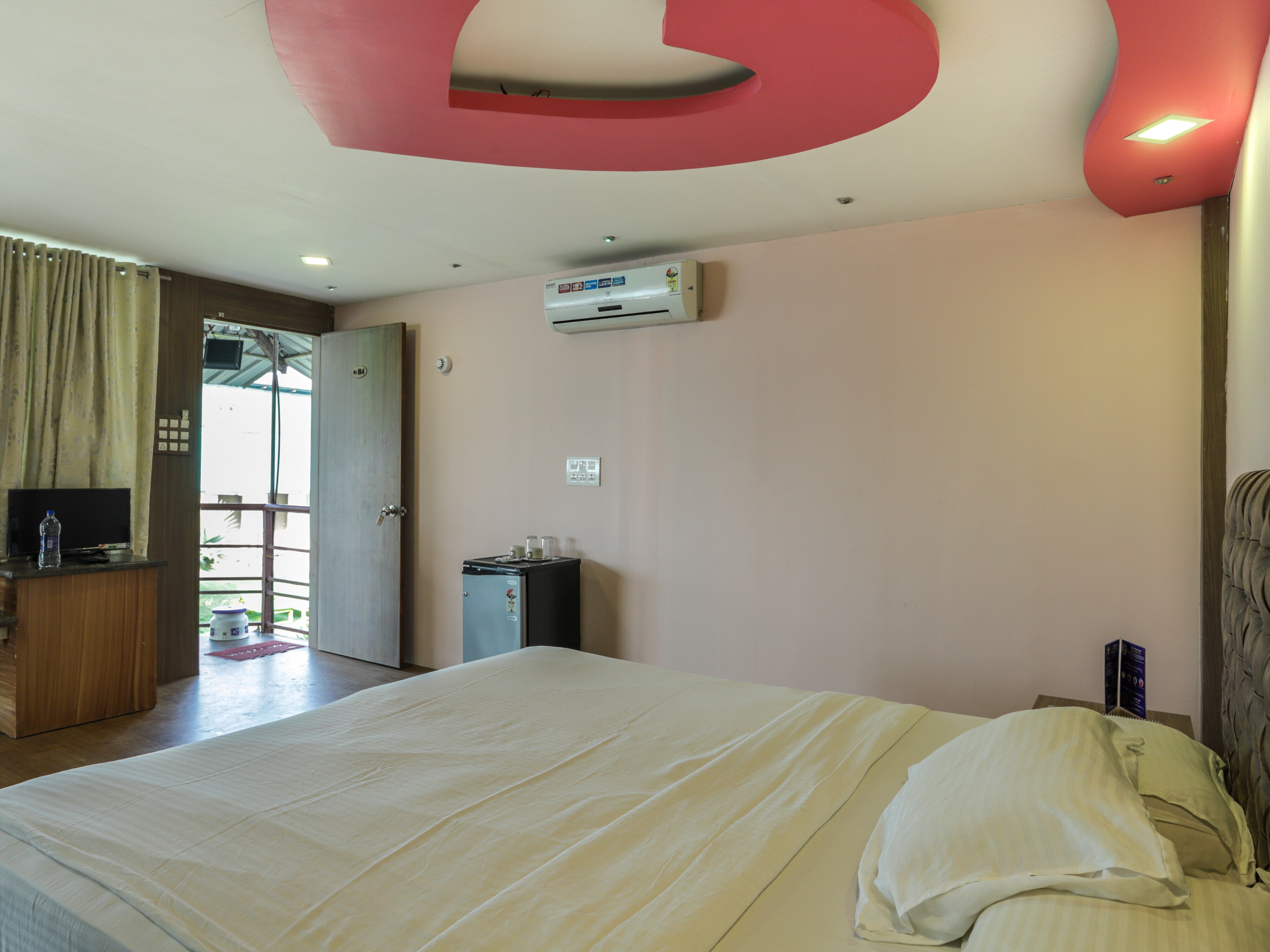 Boomerang Sea View Resort - Tap to explore photos