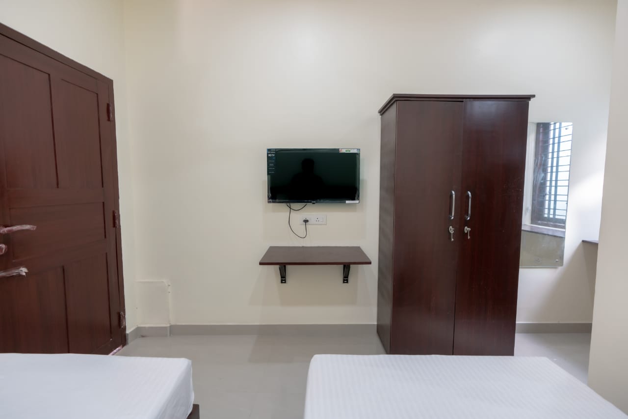 Masterkey Deluxe Rooms - Tap to explore photos