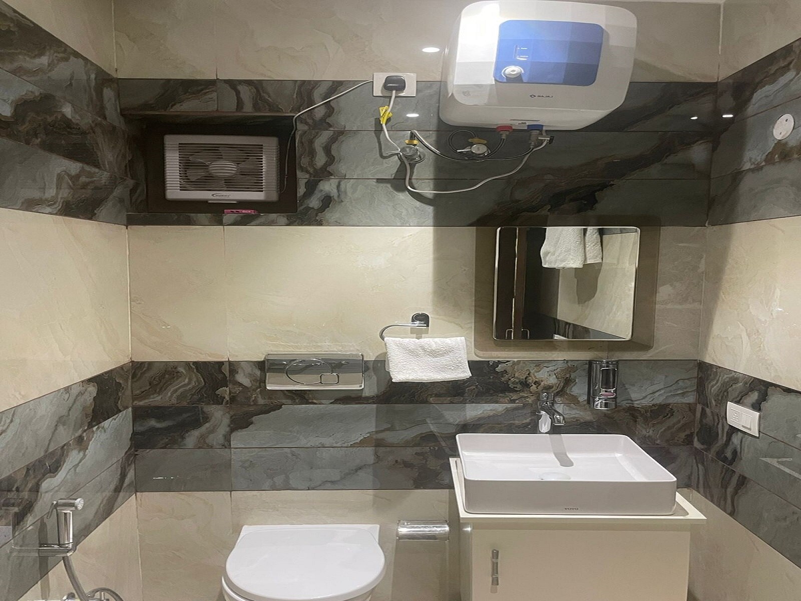 Hotel Kshitij Royal, Zirakpur - Tap to explore photos